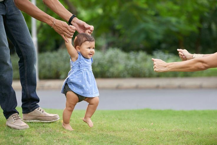 Enfant qui apprend à marcher 