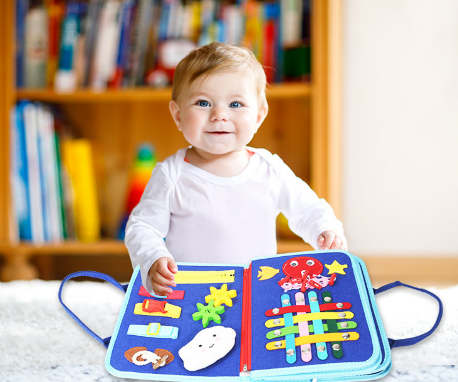 Enfant heureux avec le livre Montessori