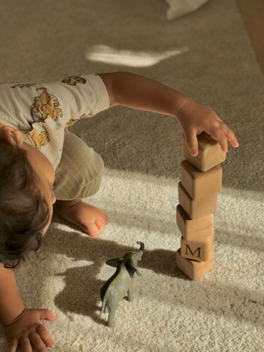 Enfant intelligent qui fait une pyramide